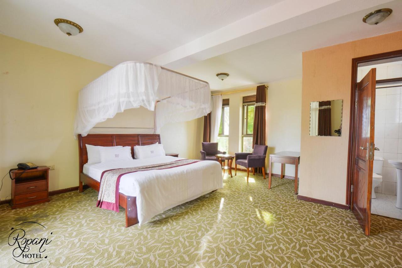 Ropani Hotel Kitende Экстерьер фото