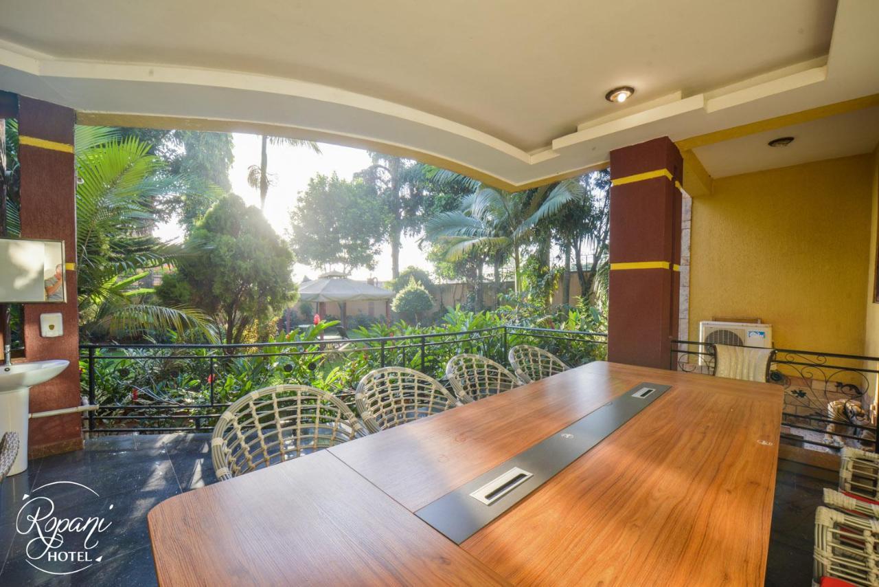 Ropani Hotel Kitende Экстерьер фото